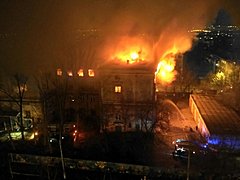 На юге Волгограда пожар уничтожил 400 кв. м. площади бывшего уче