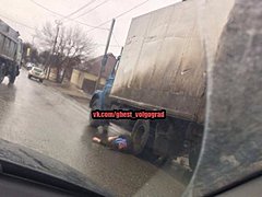 В Волгограде мужчина попал под колеса сразу двух грузовиков
