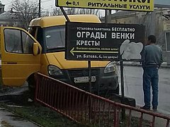 В Волгограде маршрутка вылетела с проезжей части на бордюр