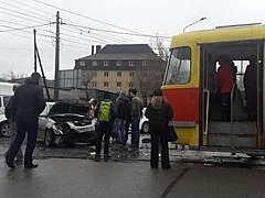На западе Волгограда иномарка протаранила трамвай