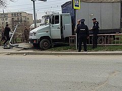В Волгограде грузовик вылетел на газон и снес светофор