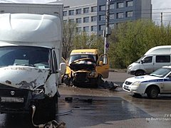 В Волгограде четверо пассажиров маршрутного такси пострадали в Д