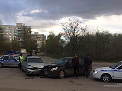 На юге Волгограда «Форд Фокус» врезался в «Форд Фокус»