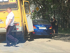 Под Волгоградом школьный автобус врезался в иномарку