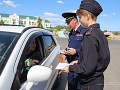 В Волгограде автомобилистам вручили георгиевские ленты