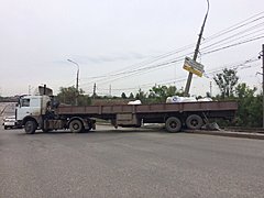 В Волгограде грузовик врезался в столб возле трамвайных путей