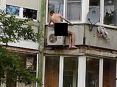 В Волгограде спасатели сняли со стены дома голого мужчину