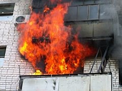 В Волжском из-за пожара в квартире эвакуировали пятерых человек