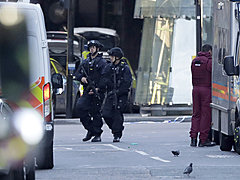Теракты в Великобритании: микроавтобус наехал на людей на Лондон