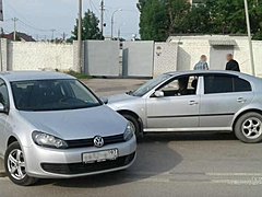 В Волгограде в ДТП с двумя иномарками пострадала беременная женщ
