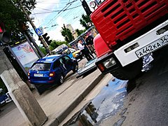 В Волгограде иномарка после ДТП «припарковалась» на рекламном щи