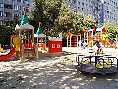 В волгоградских дворах начались работы по установке детских площ