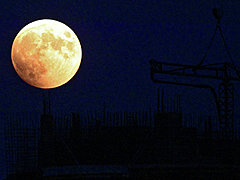 Сегодня вечером миллионы россиян смогут наблюдать частичное лун