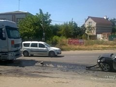 В Волгограде автоледи на иномарке столкнулась с тягачом