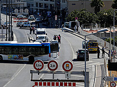 В Марселе автомобилист протаранил две автобусные остановки