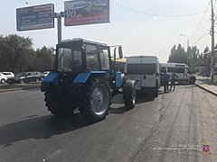 Трактор врезался в маршрутку в Волгограде: пострадал ребенок