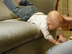 Под Волгоградом годовалый малыш разбил голову, упав с дивана