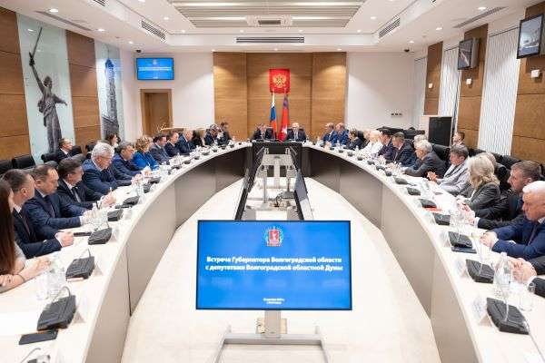 Губернатор Андрей Бочаров провел рабочую встречу с областными парламентариями