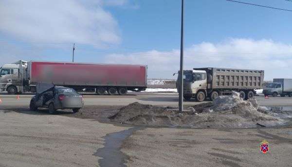В ДТП с грузовиком на севере Волгограда пострадал водитель легковушки