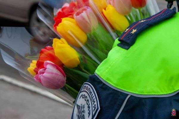 «Цветочный патруль»: в Волгограде полицейские  поздравляют  автоледи с 8 Марта