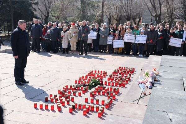 Губернатор Андрей Бочаров вместе с  жителями региона  почтил память погибших в «Крокус Сити Холле»