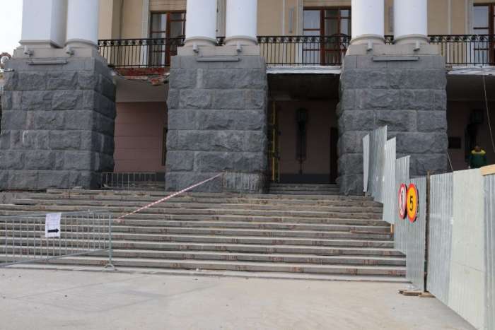 В Волгограде продолжается реконструкция парадной лестницы Волгоградского музыкального театра