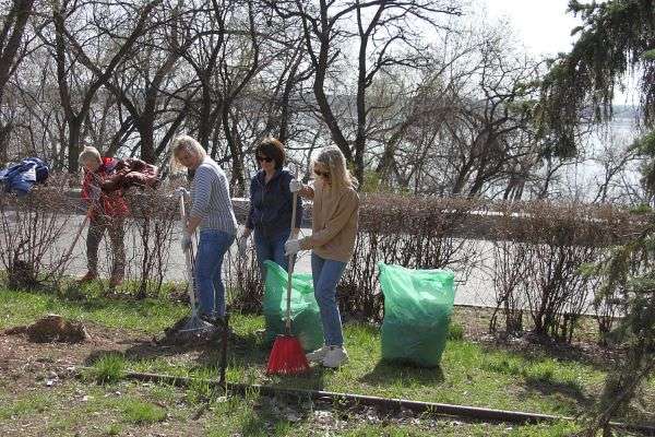 Жители Волгоградской области участвуют в весеннем месячнике благоустройства