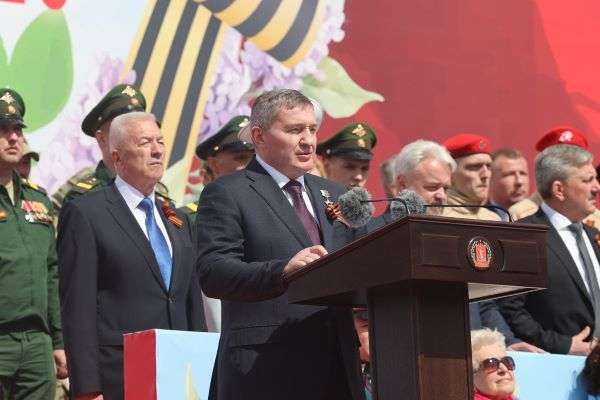Андрей Бочаров передал волгоградцам  поздравления   Владимира Путина  на Параде Победы