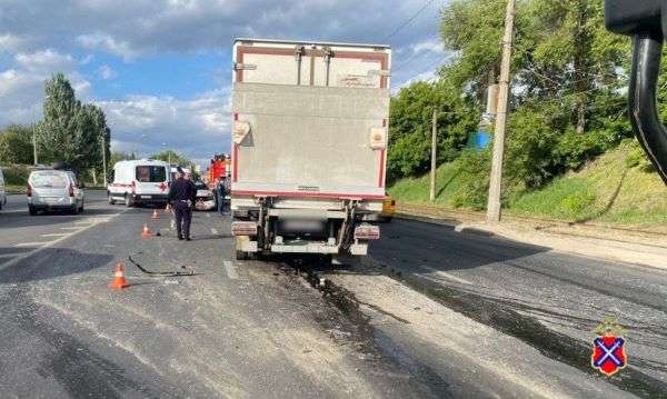 В Волгограде в ДТП с грузовиком пострадали  четыре человека