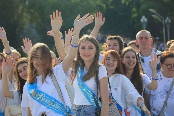 Волгоградских выпускников приглашают на дискотеку в честь последнего звонка