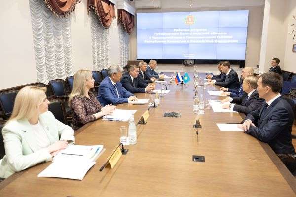 Губернатор Андрей Бочаров провел рабочую встречу с Послом Казахстана в России Дауреном Абаевым