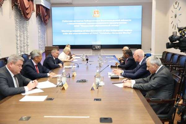 Губернатор Андрей Бочаров провел рабочую встречу с руководством Волжского абразивного завода