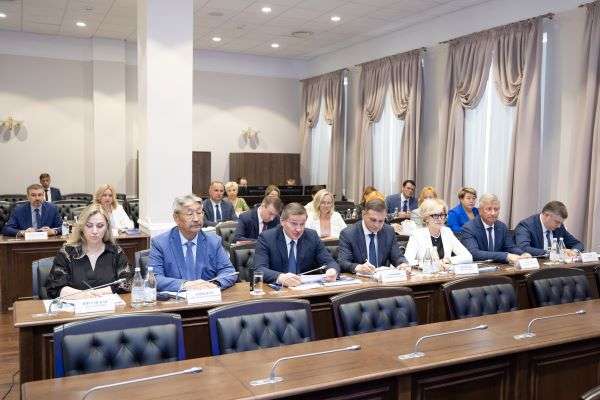 Губернатор Андрей Бочаров с экспертами рассмотрел строительство центра для участников СВО