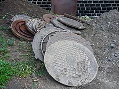 Безработный волгоградец украл пять чугунных канализационных люко
