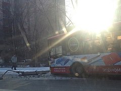 В Волжском пассажирский автобус снес бетонный столб