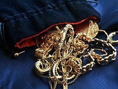 Жительница Волгоградской области вынесла все золото из дома любо