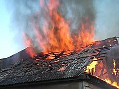 Четырех человек эвакуировали спасатели на пожаре в Волжском