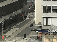 В Стокгольме грузовик въехал в толпу людей: есть жертвы