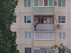 Пенсионер из Камышина выпал с 4-го этажа на глазах у прохожих
