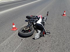 На западе Волгограда мотоциклиста зажало между двумя машинами